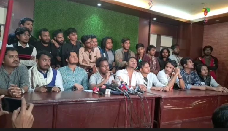 ডট গ্যাংয়ের হামলায় উত্তপ্ত বৈষম্য বিরোধী ছাত্র আন্দোলন, প্রেসক্লাবে তীব্র প্রতিবাদ