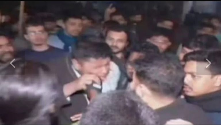 ঢাবি-সাত কলেজ শিক্ষার্থীদের সংঘর্ষে হেনস্তার শিকার হাসনাত।