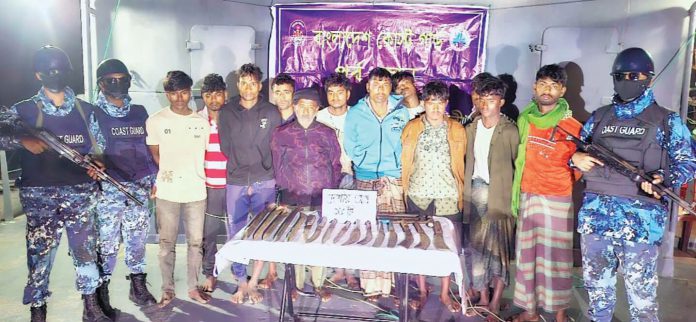বাঁশখালী উপকূলে ডাকাতির প্রস্তুতিকালে ১২ জলদস্যু আটক