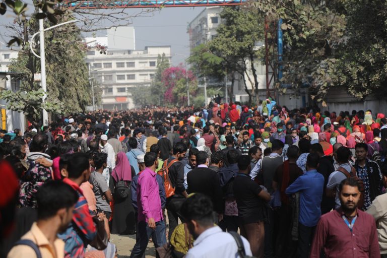 চট্টগ্রামের প্যাসিফিক জিন্স গ্রুপে শ্রমিকদের টানা বিক্ষোভ : সমাধানের প্রতিশ্রুতি দিল কর্তৃপক্ষ