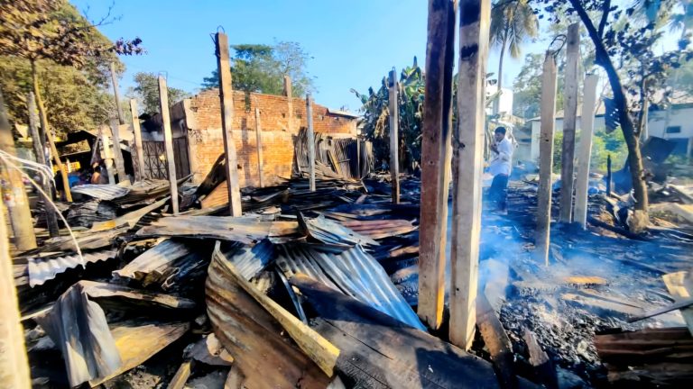 লোহাগাড়ায় বৈদ্যুতিক শর্ট সার্কিটের আগুনে ১৮ দোকান পুড়ে ছাই