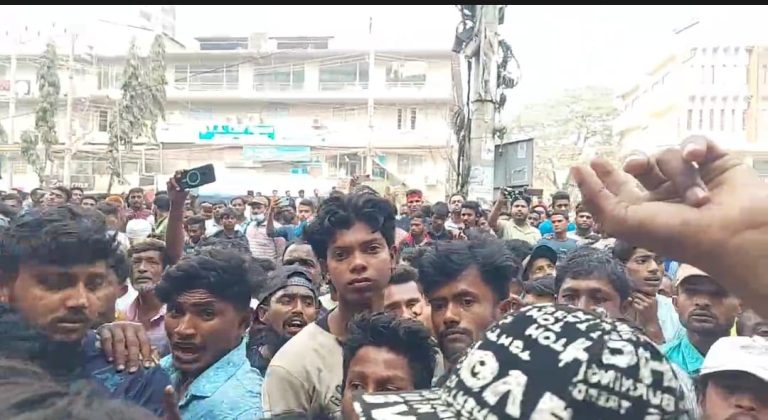 চট্টগ্রামে ব্যাটারিচালিত রিকশাচালকদের সড়ক অবরোধ