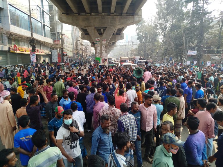 চট্টগ্রামে ব্যাটারিচালিত রিকশাচালকদের বিক্ষোভ, তিন ঘণ্টার অবরোধে স্থবির নগরী