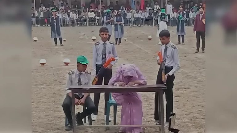 স্কুলের বার্ষিক ক্রীড়া প্রতিযোগিতায় শেখ হাসিনার পালানোর অভিনয়