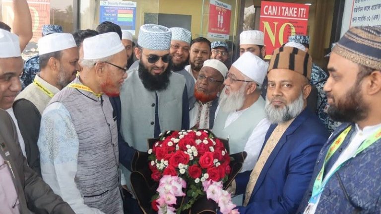 চট্টগ্রামের প্যারেড ময়দানে ড. মিজানুর রহমান আজহারীর মাহফিলে জনতার ঢল