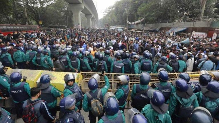 পিলখানা হত্যাকাণ্ড পুনঃতদন্তের দাবিতে প্রধান উপদেষ্টার বাসভবন অভিমুখে যাত্রা
