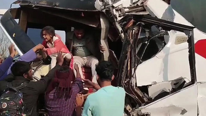 ঢাকা-মাওয়া এক্সপ্রেসওয়েতে তিন গাড়ির সংঘর্ষ, আহত অন্তত ১২