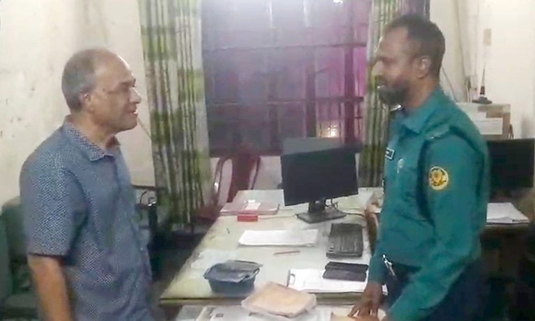 ভোরে পুলিশের টহল কার্যক্রম হঠাৎ পরিদর্শনে স্বরাষ্ট্র উপদেষ্টা