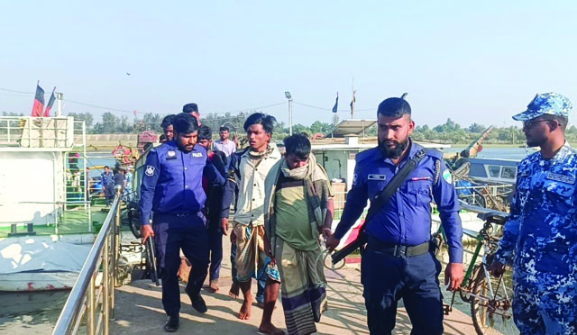মহেশখালী উপকূলে কোস্টগার্ডের অভিযানে ১৮ জলদস্যু গ্রেপ্তার