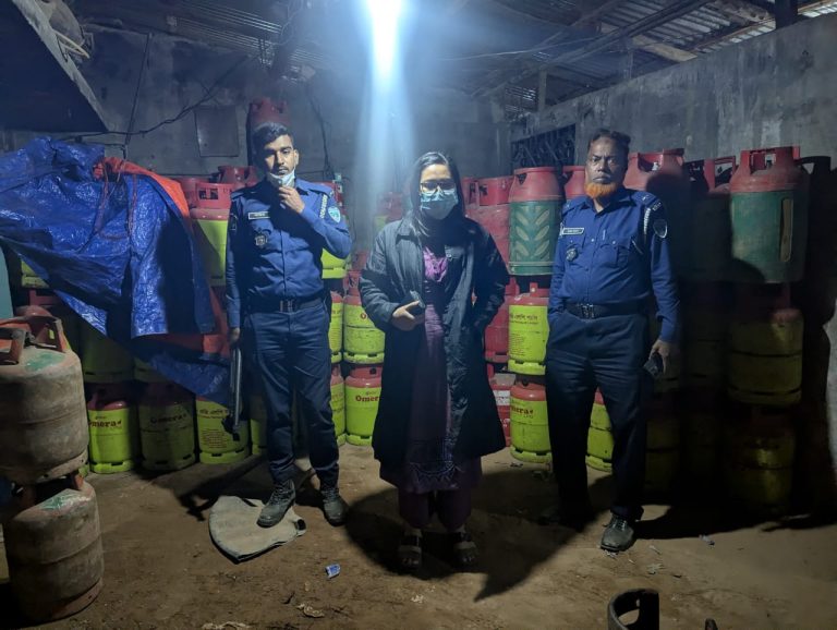 চন্দনাইশে অবৈধ ঝুঁকিপূর্ণ ‘ক্রস ফিলিং গুদাম, জব্দ ৬৭০টি খালি সিলিন্ডার