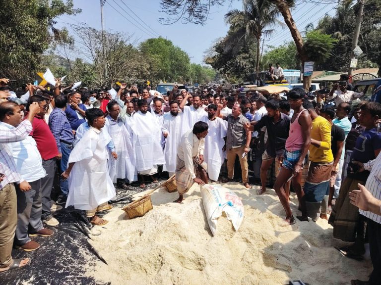 লবণের ন্যায্যমূল্যের দাবিতে চাষিদের মহাসড়ক অবরোধ