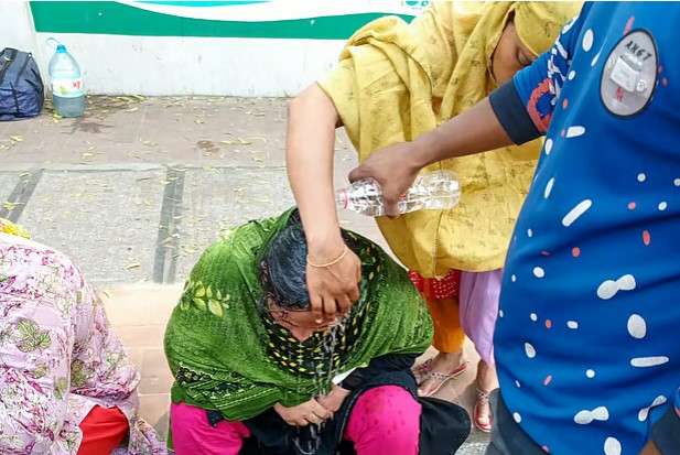 টিসিবির লাইনে দাঁড়িয়ে অজ্ঞান নারী!