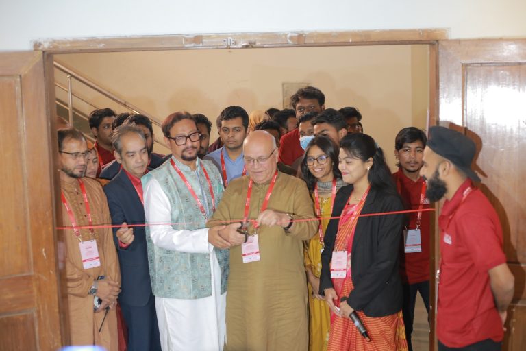 ‘দ্য আর্ট অব ডেমোক্রেসি ‘ চিত্র প্রদর্শনীর উদ্বোধন