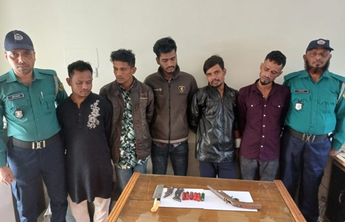 চট্টগ্রামের কোতোয়ালিতে অস্ত্রসহ পাঁচ ডাকাত গ্রেপ্তার
