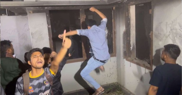 গেট ভেঙে ধানমন্ডি-৩২ নম্বরের বাড়িতে ছাত্র-জনতা