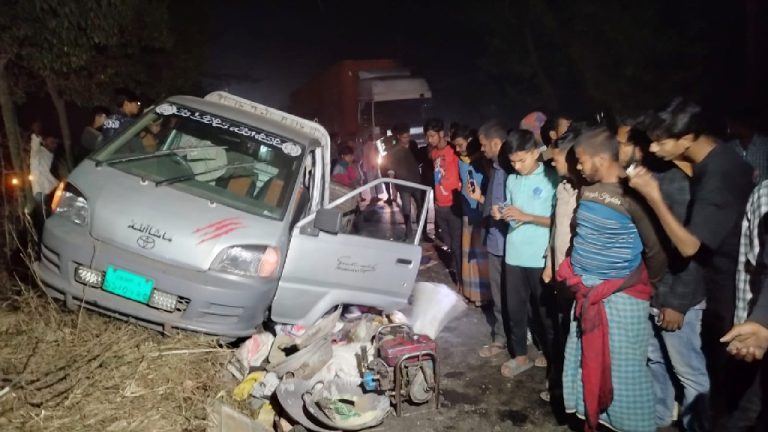 ফেনীতে কাভার্ড ভ্যানের চাপায় ছয় শ্রমিক নিহত, আহত ৯
