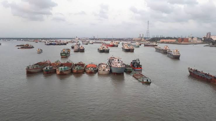 চট্টগ্রাম বন্দরের নির্দেশ: ৭২ ঘণ্টার মধ্যে লাইটার জাহাজ সরাতে হবে