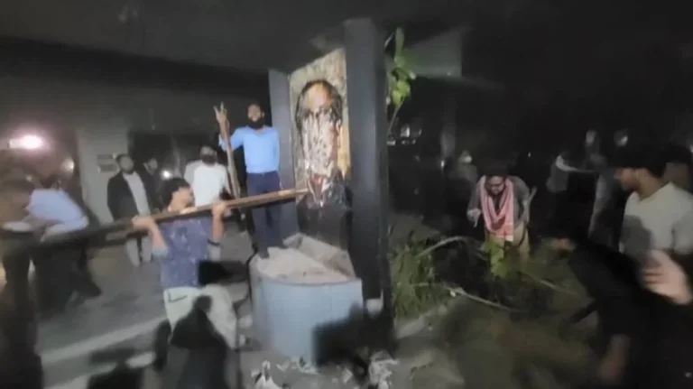 ধানমন্ডি ৩২: বাঁশ-লাঠি হাতেই ভাঙা হলো বঙ্গবন্ধুর ম্যুরাল