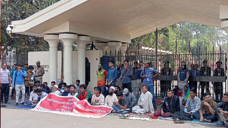 প্রধান উপদেষ্টার কার্যালয়ের সামনে গণঅভ্যুত্থানে আহতদের অবস্থান কর্মসূচি