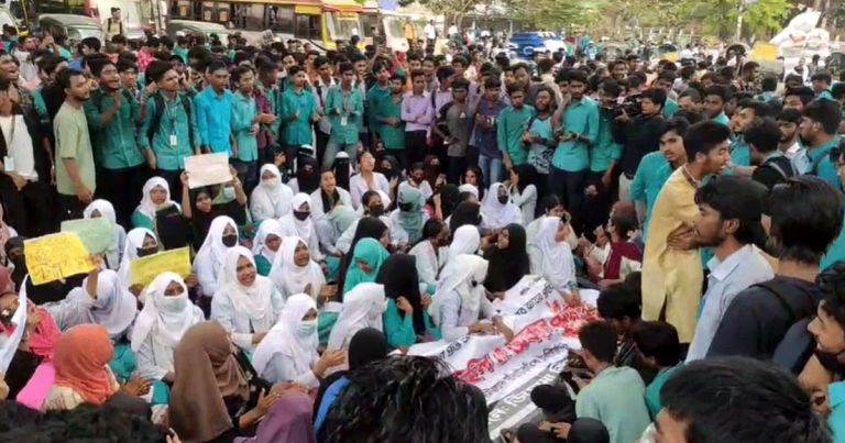 পলিটেকনিক শিক্ষার্থীদের সড়ক অবরোধ