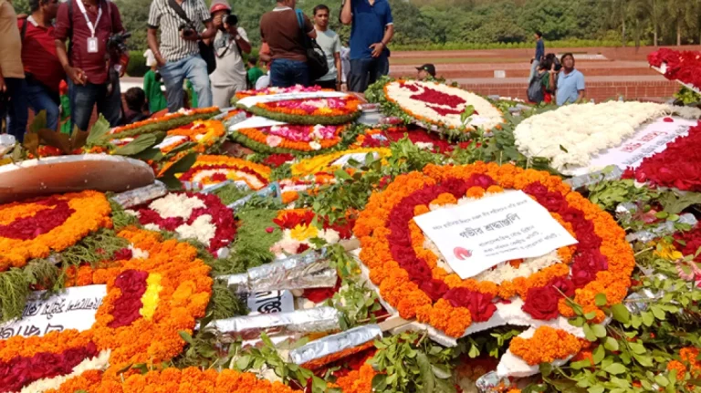 স্মৃতিসৌধে শ্রদ্ধার ফুলে বীর সন্তানদের স্মরণ