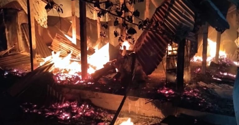 আনোয়ারায় ছু’রিকা’ঘাতে নি’হত যুবক,  জড়িতদের বসতঘর জ্বা’লিয়ে দিয়েছে বি’ক্ষু’ব্ধ জনতা