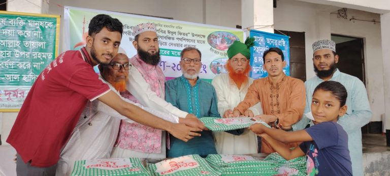 দূর্মর বাংলাদেশের দেওয়া নতুন পোশাক পেয়ে খুশি পথশিশুরা