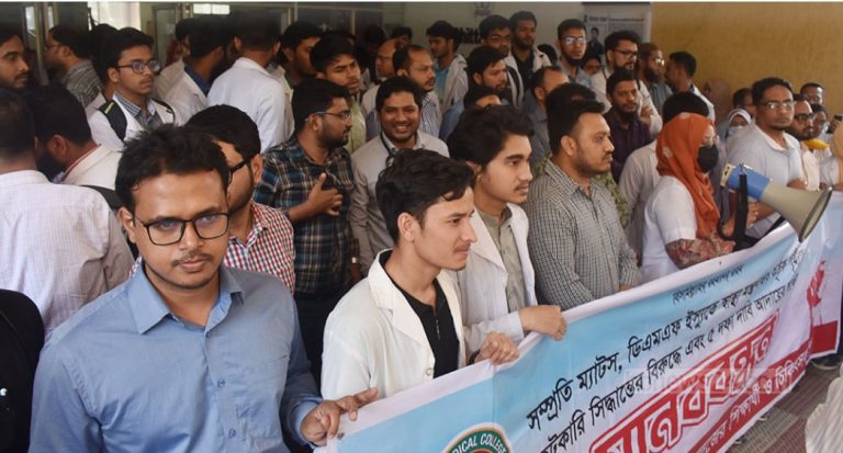 চমেক হাসাপাতালে ইন্টার্নদের কর্মবিরতি, ভোগান্তিতে রোগীরা