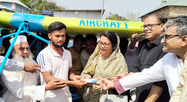 উড়োজাহাজ তৈরি করা সেই তরুণের পাশে দাঁড়ালেন তারেক রহমান