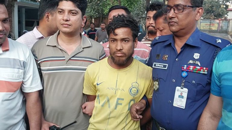 কক্সবাজারে মার্কিন নারীকে জড়িয়ে ধরে পুলিশের হাতে আটক যুবক