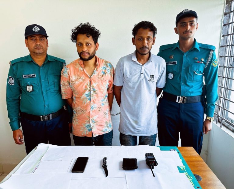 পতেঙ্গা সমুদ্র সৈকতে পুলিশের এসআইকে মারধর, গ্রেপ্তার দুই
