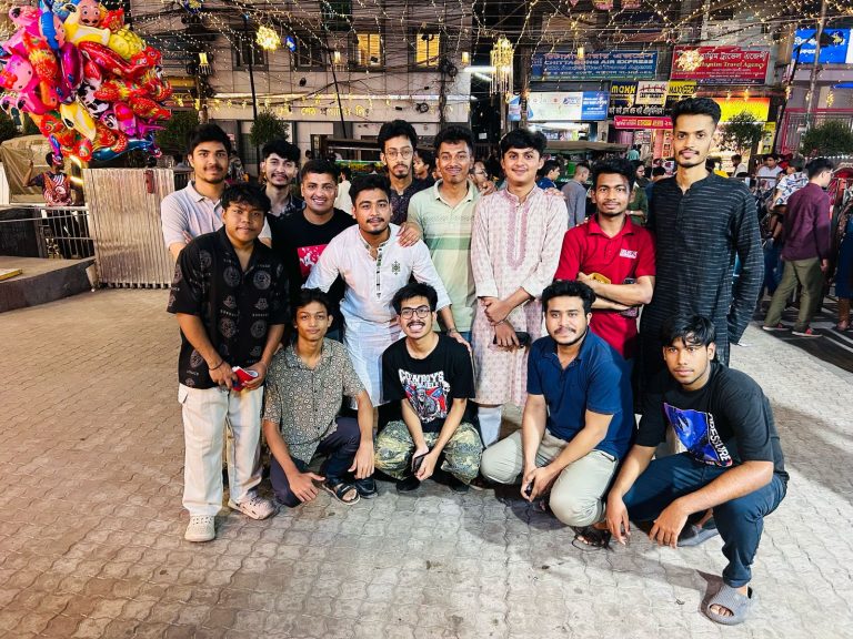 মার্কেটে শপিংয়ে গিয়ে হয়রানি, পাশে দাঁড়াল বৈষম্যবিরোধী ছাত্ররা