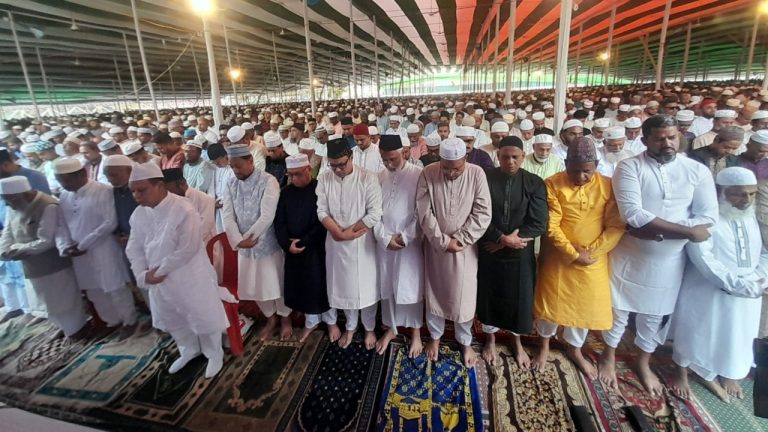 চট্টগ্রামে ঈদ জামাতে লাখো মুসল্লির ঢল