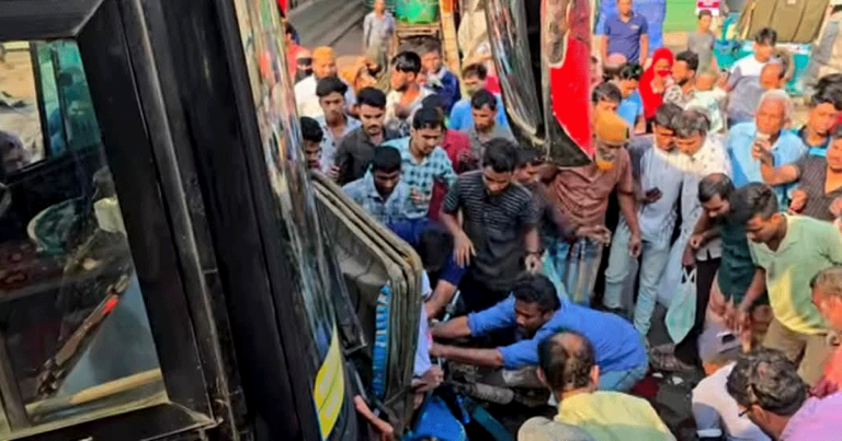চট্টগ্রামে পূরবী বাসের ধাক্কায়   রিকশাচালকসহ ২ শিক্ষার্থী নিহত