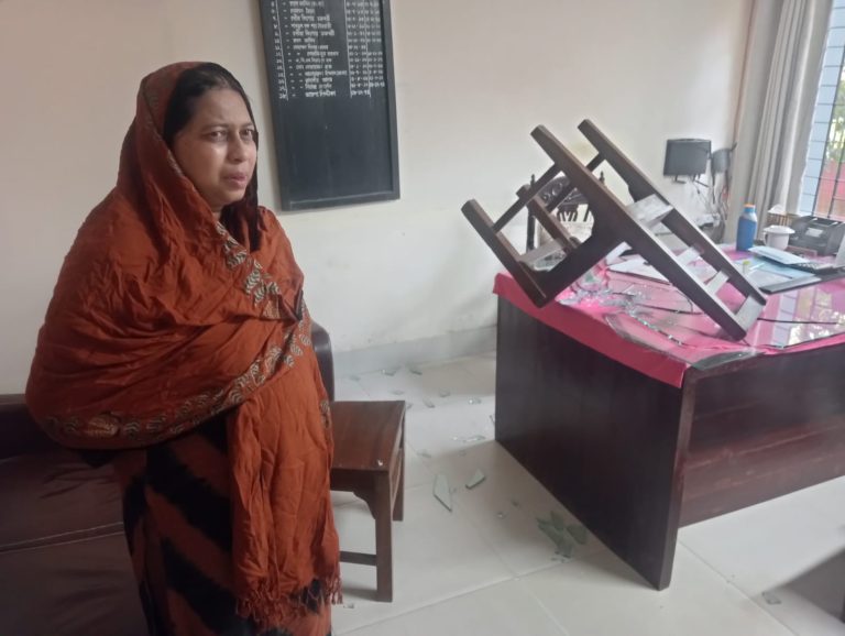 রাউজানে নিজ অফিসে হামলার শিকার উপজেলা প্রকল্প বাস্তবায়ন কর্মকর্তা