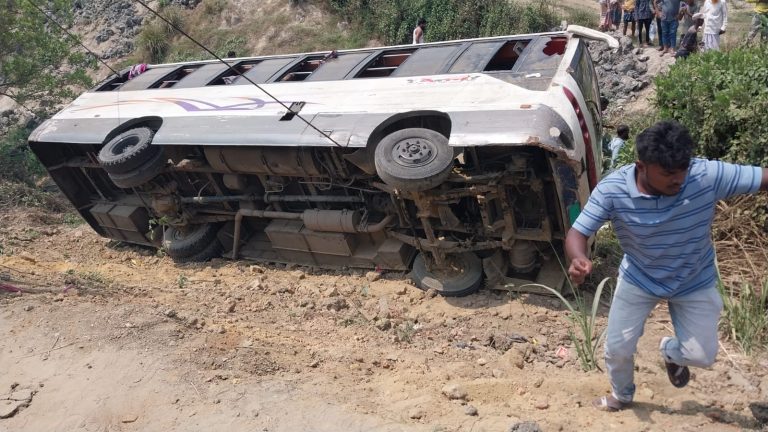 সাতকানিয়ায় নিয়ন্ত্রণ হারিয়ে বাস খাদে, হেলপারের মৃত্যু