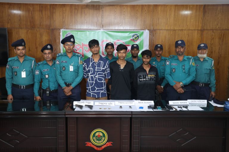 শীর্ষ সন্ত্রাসী মিজানের সহযোগী মিল্লাতসহ তিন ডাকাত গ্রেফতার