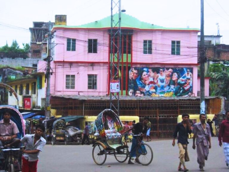 সিনেমা প্যালেস মোড়ে দুপক্ষের মারামারি, ছুরিকাঘাতে আহত ৩