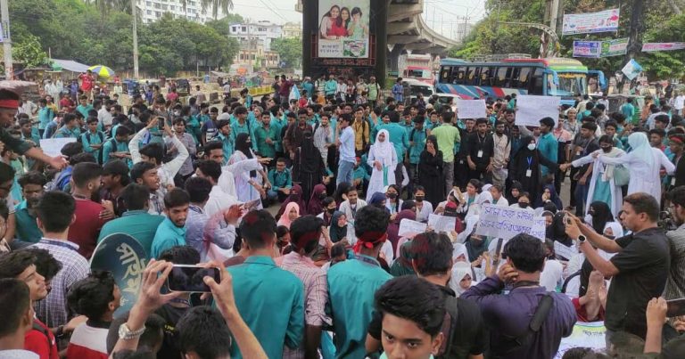 দুই নম্বর গেটে পলিটেকনিক শিক্ষার্থীদের সড়ক অবরোধ, যান চলাচল বন্ধ