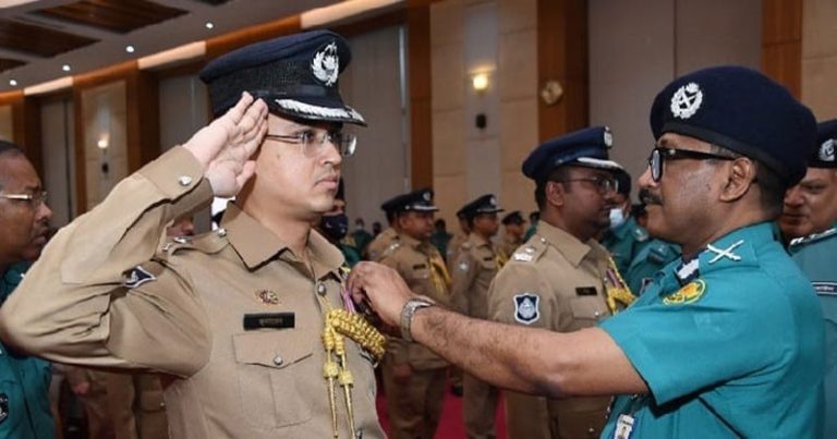 পুলিশ পদক নিয়ে থামছে না বিতর্ক