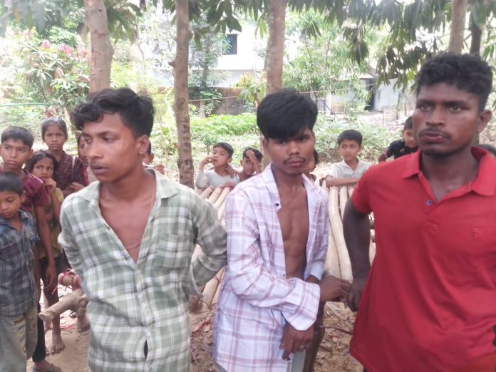 বাঁশখালীতে চার সিএনজি চোরকে ধরে পুলিশে দিল জনতা