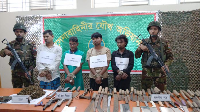 চট্রগ্রাম বোয়ালখালীতে অস্ত্রসহ চারজন শীর্ষ সন্ত্রাসী গ্রেফতার