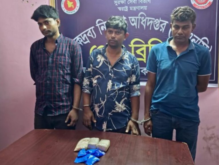 ইয়াবাসহ পুলিশ কনস্টেবল ও দুই সহযোগি আটক