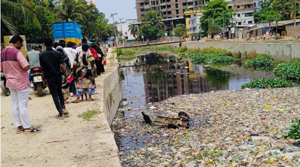 চট্টগ্রামে নিজে বাঁচতে যাত্রীদের খালে ফেলে দিল অটোরিকশা চালক