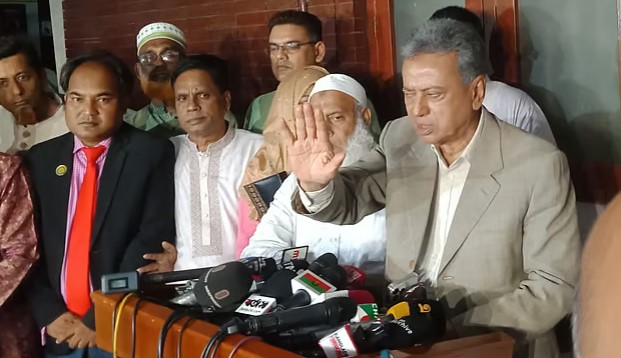 জনগণ গণতন্ত্রের জন‍্য রক্ত দিয়েছে, কোনো মহামানবের প্রতিষ্ঠার জন্য নয়: আমীর খসরু