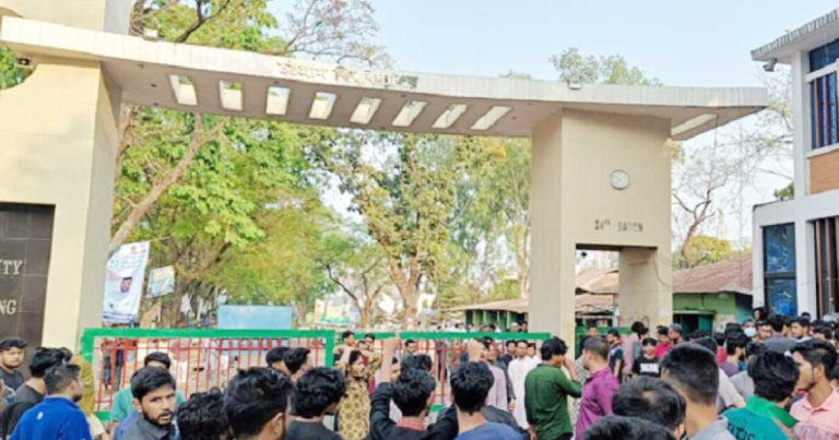 শিক্ষার্থীর ওপর স্থানীয়দের হামলার প্রতিবাদে ১০ ঘণ্টা তালাবদ্ধ চবির মূল ফটক
