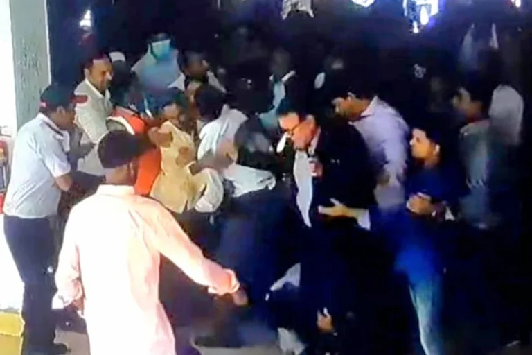 অটোপাসের দাবিতে জাতীয় বিশ্ববিদ্যালয়ের উপাচার্যের ওপর হামলা