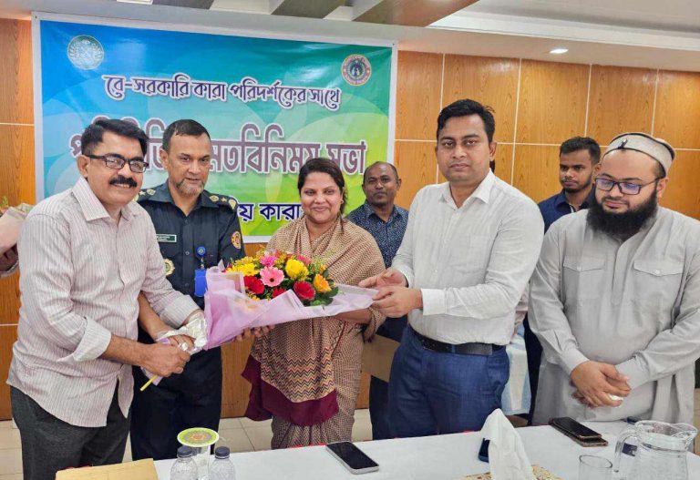 চট্টগ্রাম কেন্দ্রীয় কারাগার পরিদর্শকদের সাথে জেলা প্রশাসক ফরিদা খানম