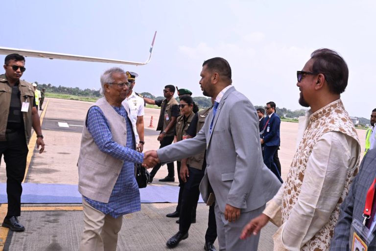 বিশেষ বিমানে চট্টগ্রাম পৌঁছেছেন প্রধান উপদেষ্টা