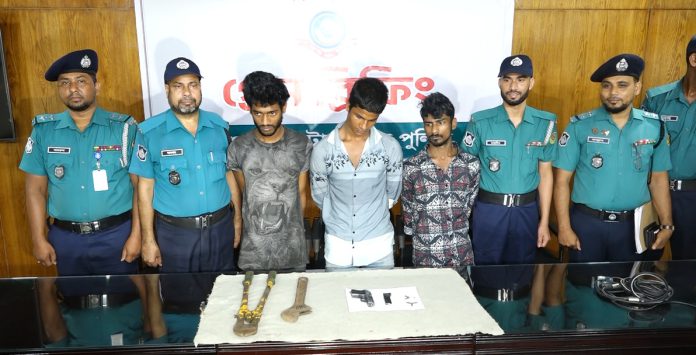 সদরঘাটে পরিত্যক্ত ভবনের বাথরুম থেকে বিদেশি পিস্তল উদ্ধার